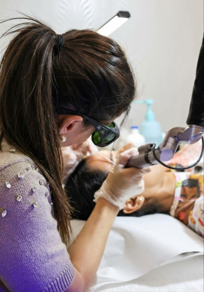 Fanny en pleine séance de détatouage au laser picoseconde au studio Dermaclear à Genève